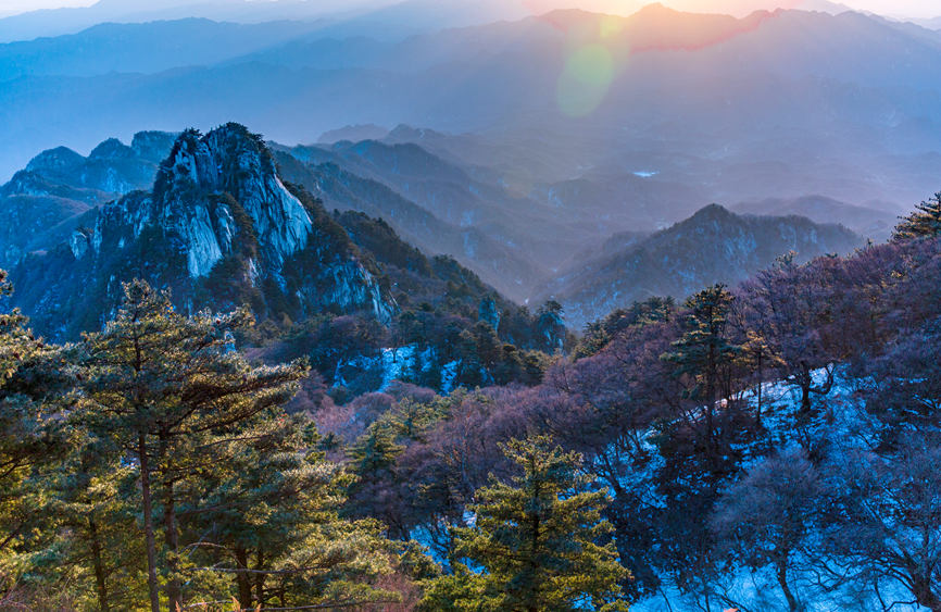 Monta?a Yaoshan cubierta de nieve en Henan: una imagen de cuento de hadas