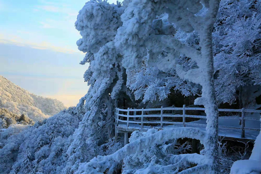 Monta?a Yaoshan cubierta de nieve en Henan: una imagen de cuento de hadas