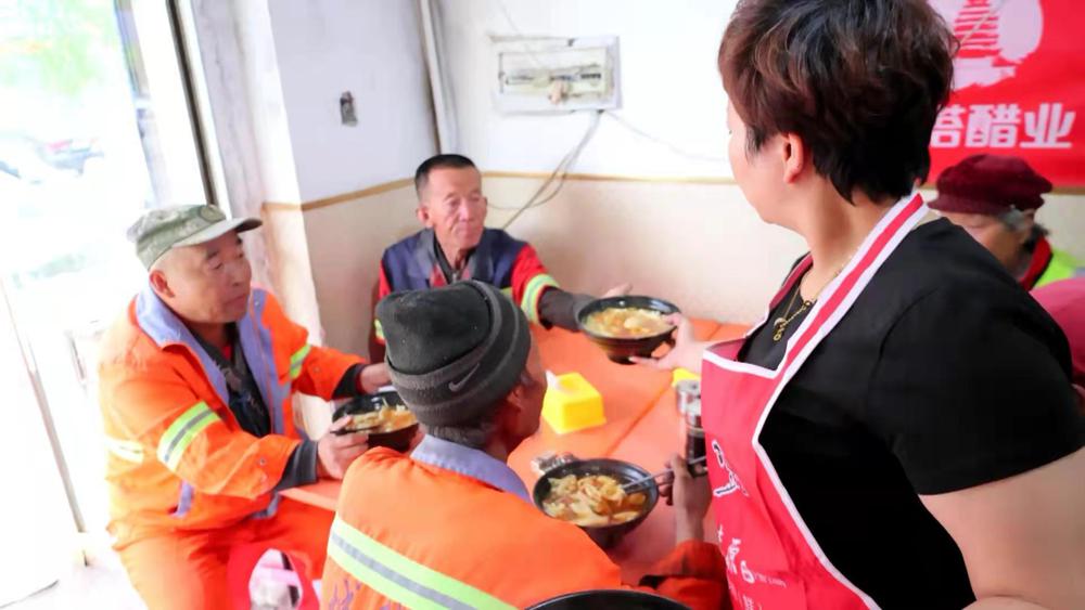 Trabajadores de saneamiento reciben almuerzo con descuento en Shuozhou