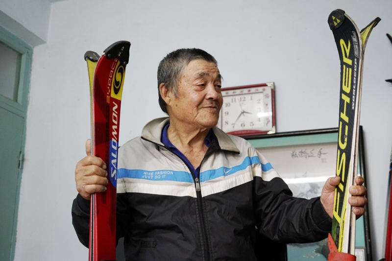 Han Tongyuan ense?a los esquís que guarda en su casa de Jilin. [Foto: Zhang Yichi/ China Daily]