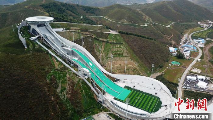 La foto muestra el Centro Nacional de Saltos de Esquí en el distrito Chongli, ciudad de Zhangjiakou, provincia de Hebei, en el norte de China, el 1 de noviembre de 2021. (Foto: China News Service / Zhai Yujia)