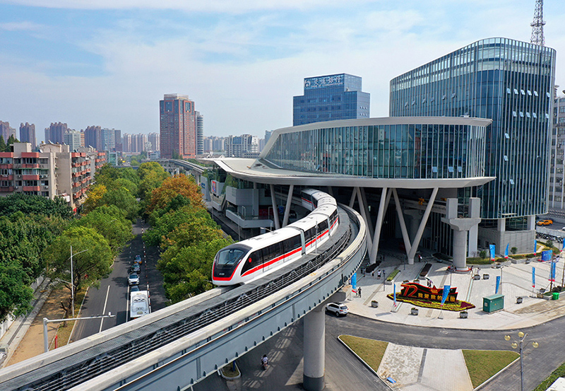 La ciudad de Wuhu, en la provincia de Anhui, en el este de China, inauguró oficialmente su primera línea de monorraíl el 3 de noviembre de 2021. [Foto / people.com.cn]