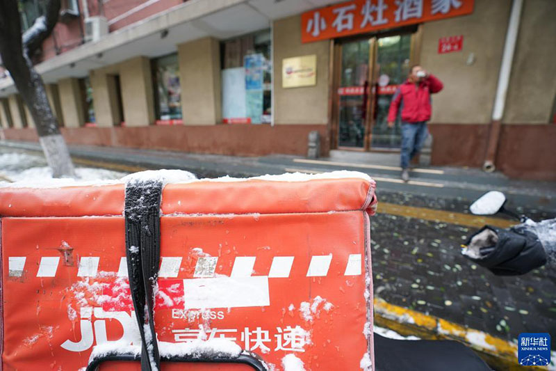 El 7 de noviembre, en el distrito Dongcheng de Beijing, un mensajero paró para comer en el restaurante Xiaoshizao y después continuó con su trabajo.