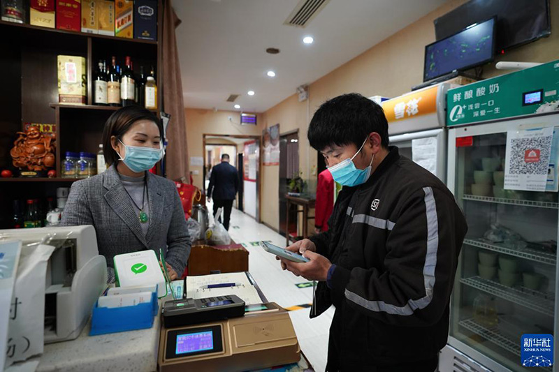 El 7 de noviembre, un mensajero escaneó el código QR para pagar su comida en el restaurante Xiaoshizao del distrito Dongcheng de Beijing.