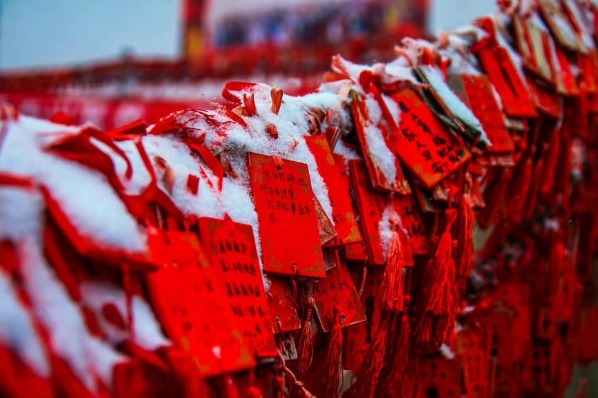 Las monta?as del lugar escénico de la Monta?a Yuntai en Jiaozuo, provincia de Henan, en el centro de China, muestran tonalidades rojas de las hojas oto?ales y toques plateados de la nieve, dejando a los turistas con una persistente sensación de asombro. (Foto de Wu Peimeng)