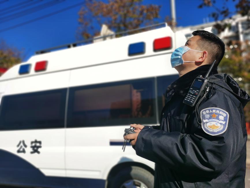 La policía local del condado Fugou en Zhoukou, provincia de Henan, utilizó un dron para entregar medicamentos a una residente el sábado, cuya comunidad está cerrada debido a la cuarentena. [Foto proporcionada a chinadaily.com.cn]