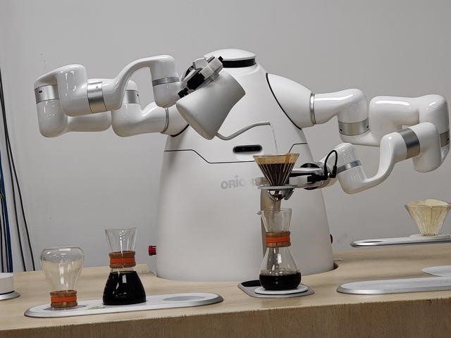 La foto muestra un robot preparando un café en el Centro Deportivo de Wukesong. (Foto / Yangcheng Evening News)