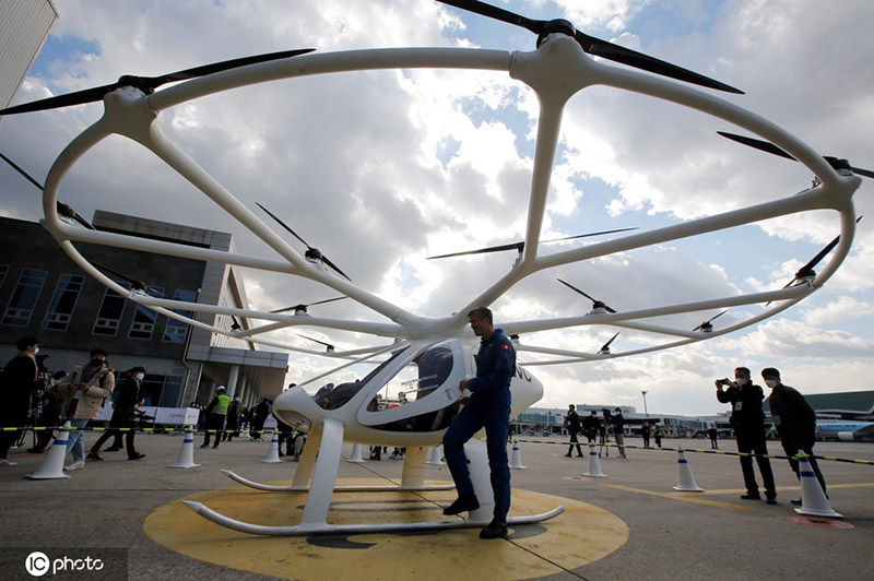 Un piloto se baja de un taxi aéreo no tripulado "Volocopter 2X" durante un evento de demostración de movilidad aérea urbana en el Aeropuerto Gimpo de Seúl, Corea del Sur, el 11 de noviembre de 2021. (Foto / IC)