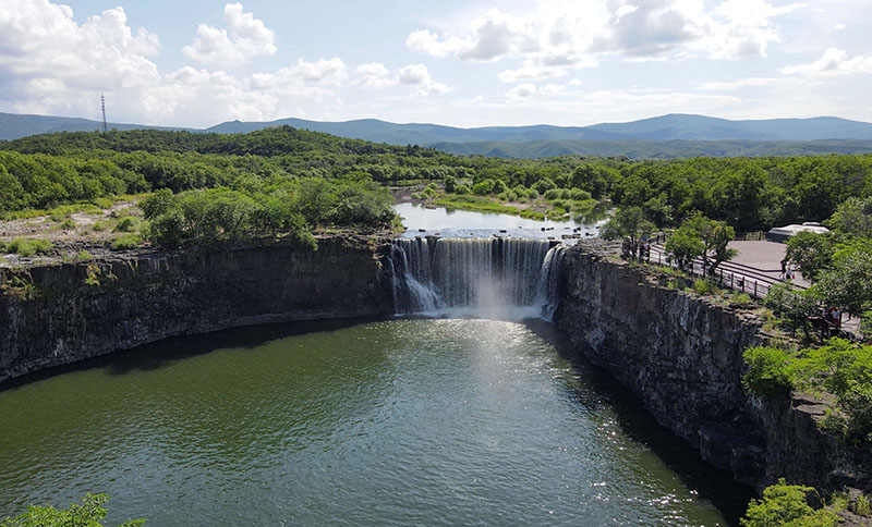 Una foto muestra la cascada Diaoshuilou en el Geoparque Global del Lago Jingpo en la ciudad de Mudanjiang, en la provincia de Heilongjiang, al noreste de China. (Foto / proporcionada a Pueblo en Línea)