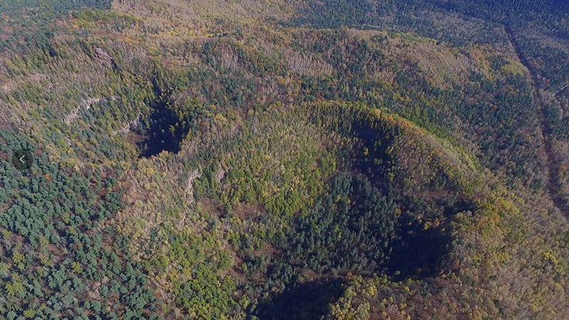 La foto aérea muestra los volcanes del Geoparque Global del Lago Jingpo en la ciudad de Mudanjiang, en la provincia de Heilongjiang, al noreste de China. (Foto / proporcionada a Pueblo en Línea)