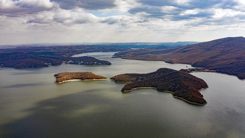 La foto aérea del 23 de octubre de 2021 muestra los volcanes del Geoparque Global del Lago Jingpo en Mudanjiang, provincia de Heilongjiang, noreste de China. (Foto / Han Xu)