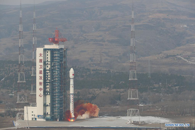 TAIYUAN, 20 noviembre, 2021 (Xinhua) -- Un cohete Gran Marcha-4B transportando al satélite Gaofen-11 03 despega del Centro de Lanzamiento de Satélites de Taiyuan, el 20 de noviembre de 2021. El satélite fue lanzado a las 9:51 a.m. (hora de Beijing) y entró con éxito a la órbita programada. (Xinhua/Zheng Bin)