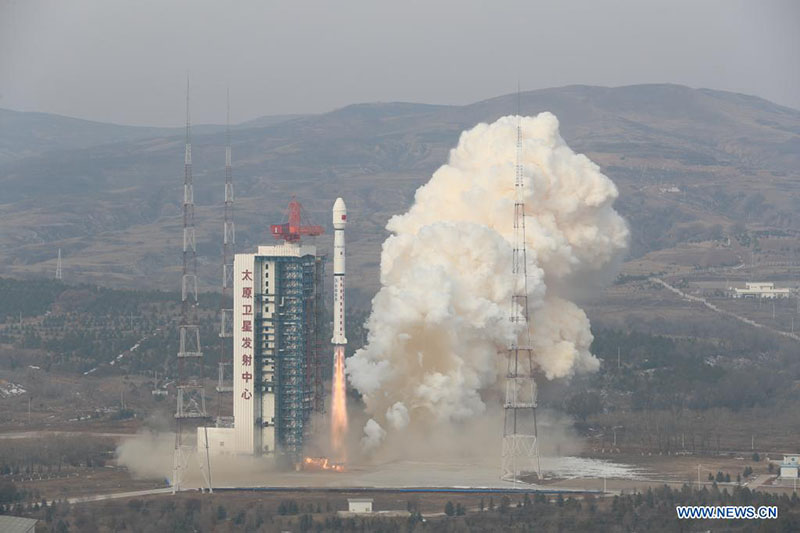 TAIYUAN, 20 noviembre, 2021 (Xinhua) -- Un cohete Gran Marcha-4B transportando al satélite Gaofen-11 03 despega del Centro de Lanzamiento de Satélites de Taiyuan, el 20 de noviembre de 2021. El satélite fue lanzado a las 9:51 a.m. (hora de Beijing) y entró con éxito a la órbita programada. (Xinhua/Zheng Bin)