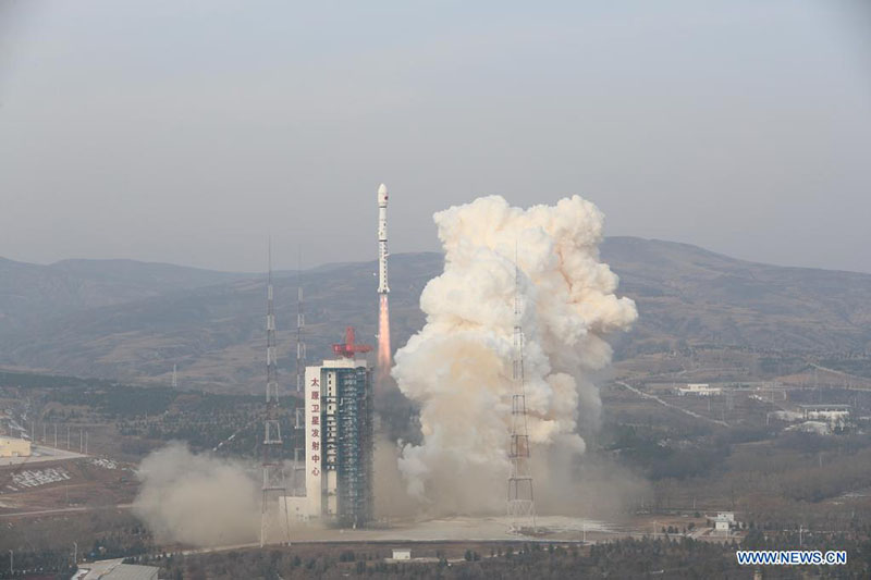 TAIYUAN, 20 noviembre, 2021 (Xinhua) -- Un cohete Gran Marcha-4B transportando al satélite Gaofen-11 03 despega del Centro de Lanzamiento de Satélites de Taiyuan, el 20 de noviembre de 2021. El satélite fue lanzado a las 9:51 a.m. (hora de Beijing) y entró con éxito a la órbita programada. (Xinhua/Zheng Bin)