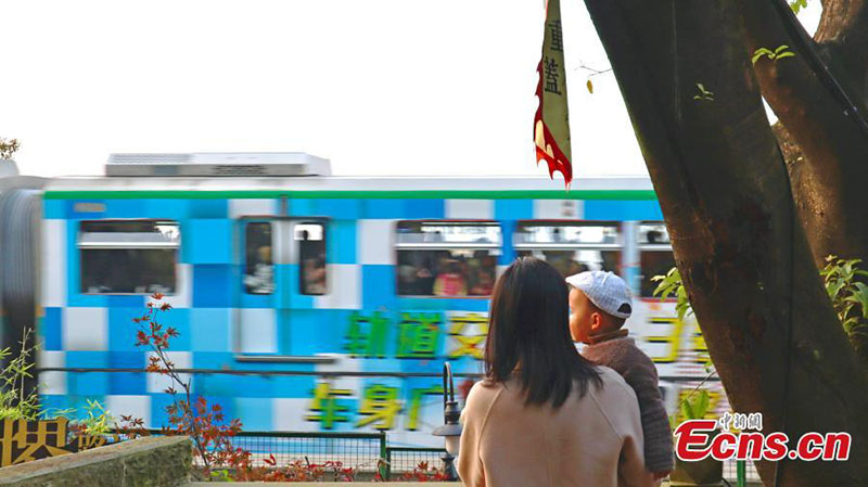 Un edificio centenario de Chongqing se convierte en una casa de té con vistas al tren ligero