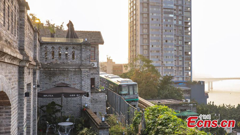 Un edificio centenario de Chongqing se convierte en una casa de té con vistas al tren ligero