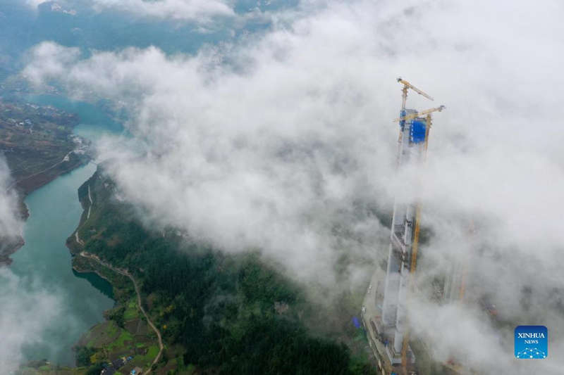 Coronan la torre principal del gran puente del río Tongzi en Guizhou