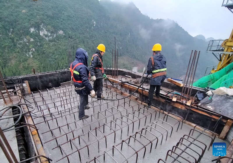 Coronan la torre principal del gran puente del río Tongzi en Guizhou