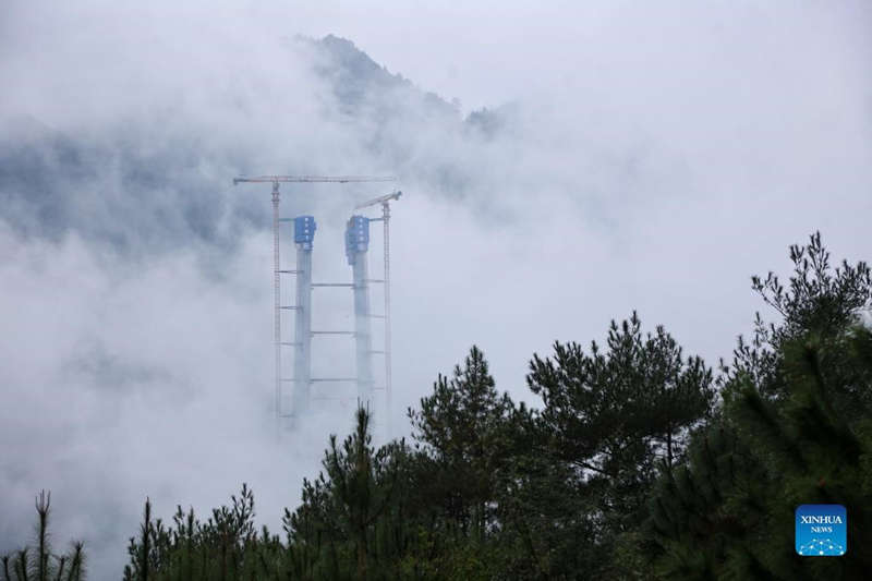 Coronan la torre principal del gran puente del río Tongzi en Guizhou