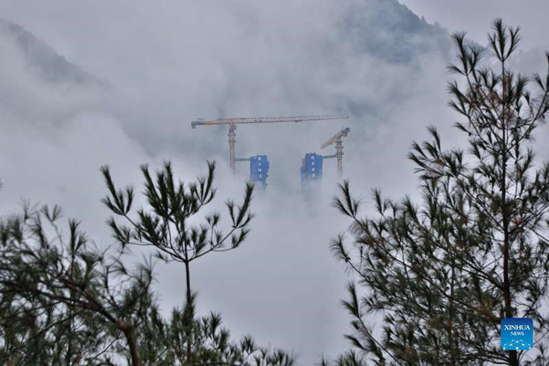 Coronan la torre principal del gran puente del río Tongzi en Guizhou