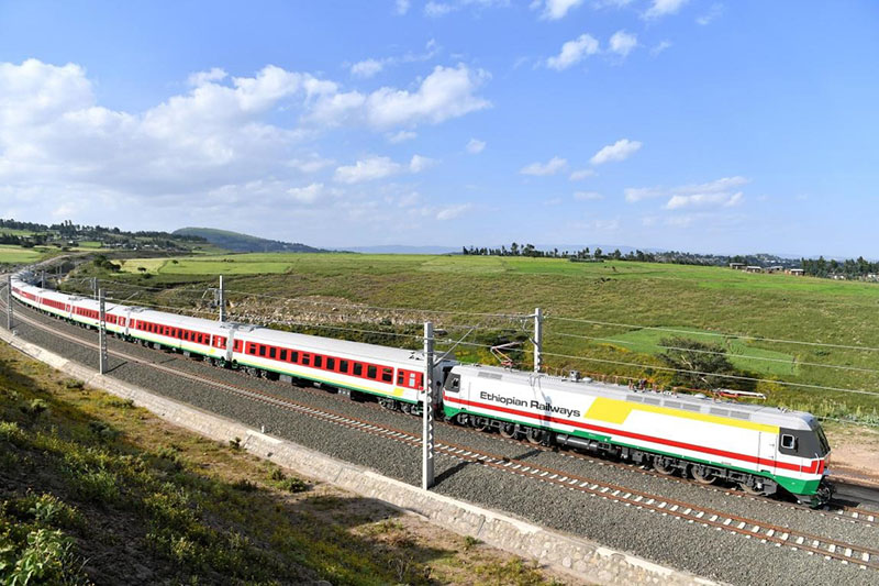 La imagen muestra el ferrocarril Asia-Djibouti construido y operado conjuntamente por empresas chinas. Este ferrocarril de pasajeros y carga tiene 752,7 kilómetros de largo y es el primer ferrocarril electrificado moderno en áfrica Oriental. Foto cortesía de China Civil Engineering Group Co., Ltd.