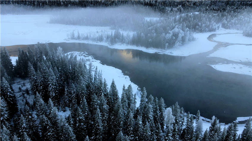 La nieve ilumina el paisaje de Kanas en Xinjiang