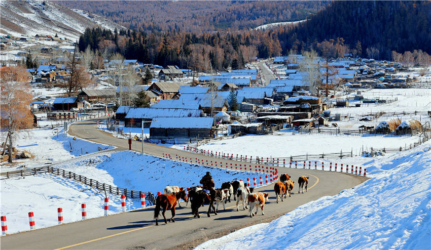 La nieve ilumina el paisaje de Kanas en Xinjiang