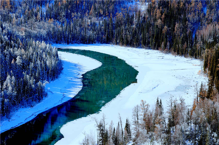 La nieve ilumina el paisaje de Kanas en Xinjiang