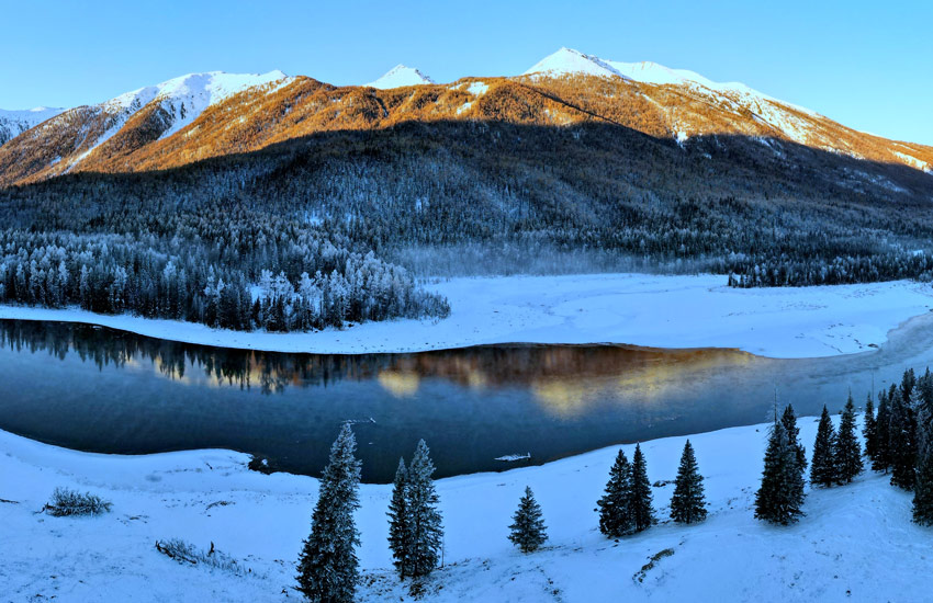 La nieve ilumina el paisaje de Kanas en Xinjiang