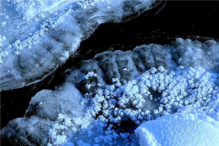 La nieve ilumina el paisaje de Kanas en Xinjiang