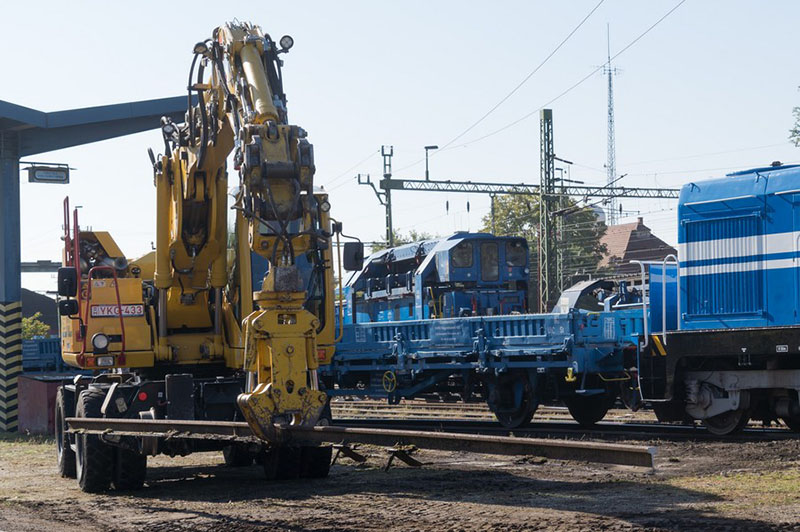 Los trabajadores retiran los rieles viejos durante la ceremonia de colocación de la primera piedra para la sección húngara de la modernización del ferrocarril Budapest-Belgrado en Kiskunhalas, Hungría, el 15 de octubre de 2021. (Xinhua / Attila Volgyi)