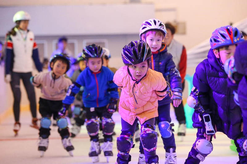 El 19 de noviembre de 2021, en la ciudad de Xiangyang, provincia de Hubei, los ni?os aprendieron a patinar en la pista de patinaje de Chuxing en el centro deportivo de Xiangyang. Yang Dong / Pueblo en Línea