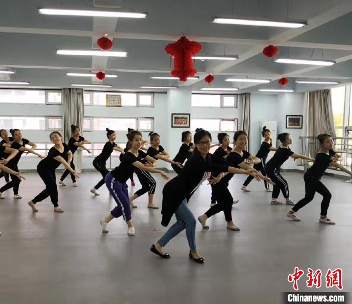 Zhao Jing (al frente) ense?a a sus estudiantes a bailar en la Escuela para Sordos en Taiyuan, provincia de Shanxi. (Foto: cortesía de Zhao Jing)