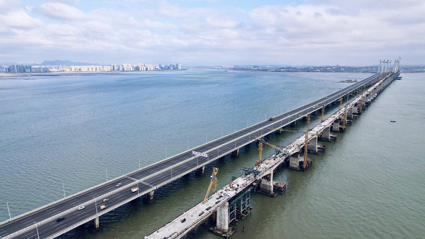 Este martes quedó listo un nuevo puente sobre el mar para el ferrocarril de alta velocidad que unirá a Fuzhou con Xiamen, dos ciudades de la provincia de Fujian. Este avance constructivo es vital para inaugurar dentro de dos a?os la importante ruta. [Foto: Yu Shanfang/ Chinadaily.com.cn]