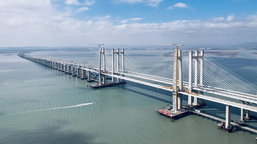 Este martes quedó listo un nuevo puente sobre el mar para el ferrocarril de alta velocidad que unirá a Fuzhou con Xiamen, dos ciudades de la provincia de Fujian. Este avance constructivo es vital para inaugurar dentro de dos a?os la importante ruta. [Foto: Yu Shanfang/ Chinadaily.com.cn]