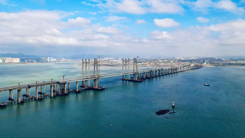 Este martes quedó listo un nuevo puente sobre el mar para el ferrocarril de alta velocidad que unirá a Fuzhou con Xiamen, dos ciudades de la provincia de Fujian. Este avance constructivo es vital para inaugurar dentro de dos a?os la importante ruta. [Foto: Yu Shanfang/ Chinadaily.com.cn]