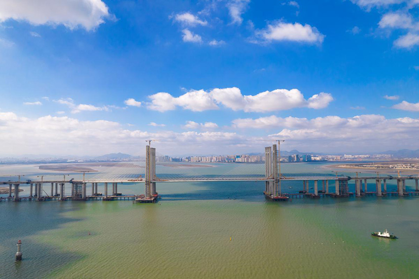 Este martes quedó listo un nuevo puente sobre el mar para el ferrocarril de alta velocidad que unirá a Fuzhou con Xiamen, dos ciudades de la provincia de Fujian. Este avance constructivo es vital para inaugurar dentro de dos a?os la importante ruta. [Foto: Yu Shanfang/ Chinadaily.com.cn]