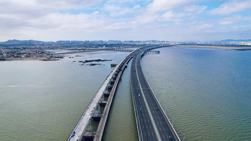 Este martes quedó listo un nuevo puente sobre el mar para el ferrocarril de alta velocidad que unirá a Fuzhou con Xiamen, dos ciudades de la provincia de Fujian. Este avance constructivo es vital para inaugurar dentro de dos a?os la importante ruta. [Foto: Yu Shanfang/ Chinadaily.com.cn]