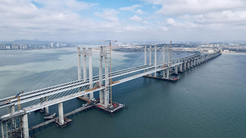 Este martes quedó listo un nuevo puente sobre el mar para el ferrocarril de alta velocidad que unirá a Fuzhou con Xiamen, dos ciudades de la provincia de Fujian. Este avance constructivo es vital para inaugurar dentro de dos a?os la importante ruta. [Foto: Yu Shanfang/ Chinadaily.com.cn]