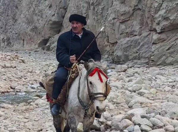 Amir Mehmetsabir en su camino a su rancho ganadero ubicado a lo largo de un pasto de invierno. (Foto. Tahirjan Kerimjan)