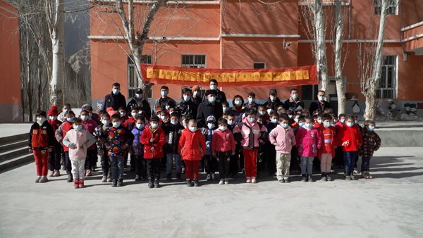 Amir Mehmetsabir (centro) y estudiantes de Datong. (Foto: Tahirjan Kerimjan)