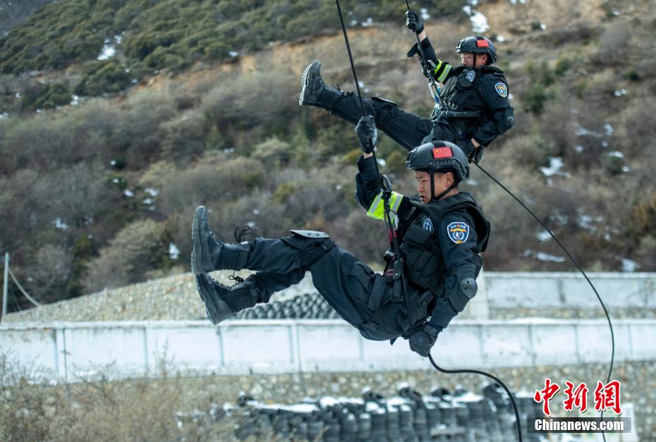 El equipo de policías especiales "Lobos de las Nieves" entrenan en una meseta nevada