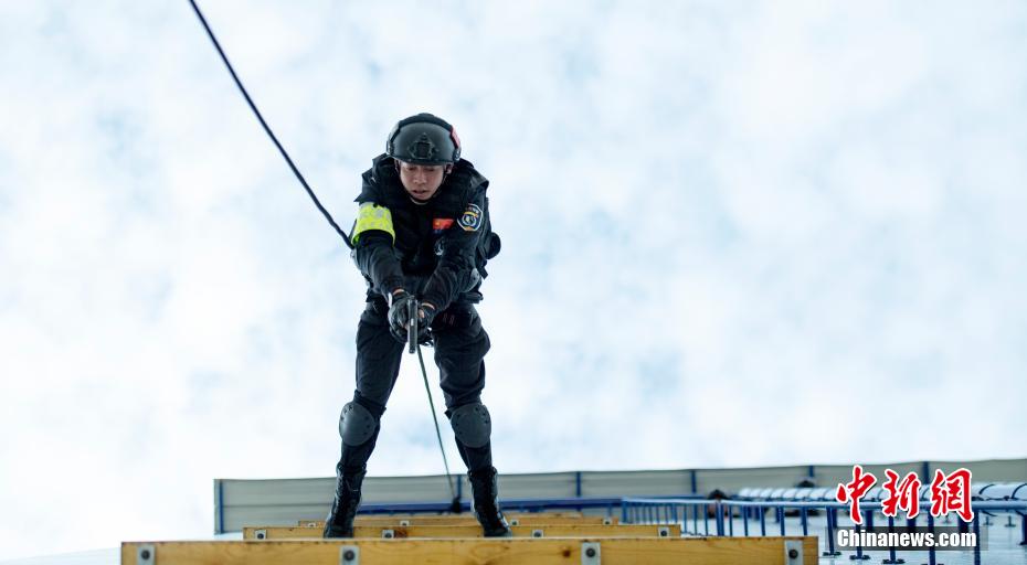 El equipo de policías especiales "Lobos de las Nieves" entrenan en una meseta nevada