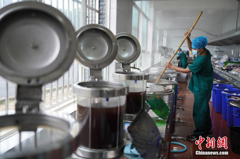 Longchuan en Yunnan: cada día se distribuyen 20.000 bolsas de decocciones de medicina tradicional china de forma gratuita