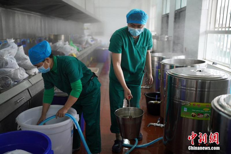 Longchuan en Yunnan: cada día se distribuyen 20.000 bolsas de decocciones de medicina tradicional china de forma gratuita