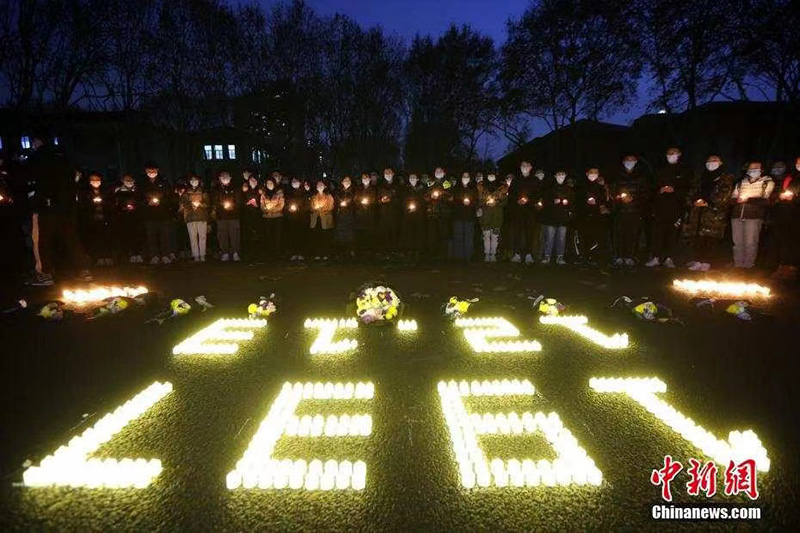 Profesores y estudiantes de Nanjing encienden velas para conmemorar a los compatriotas