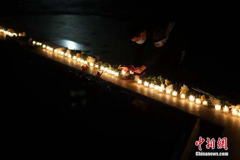 Profesores y estudiantes de Nanjing encienden velas para conmemorar a los compatriotas