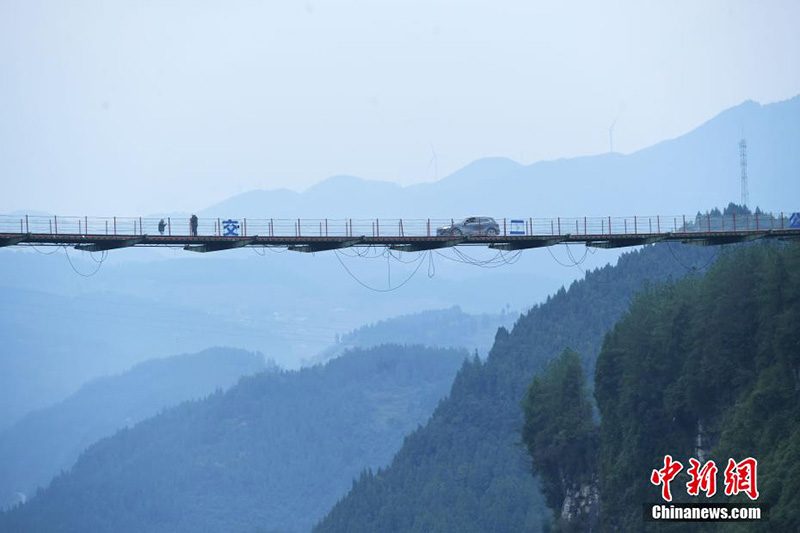 El 17 de diciembre, un vehículo pasó por un puente colgante en las monta?as del distrito Wulong, ciudad de Chongqing.