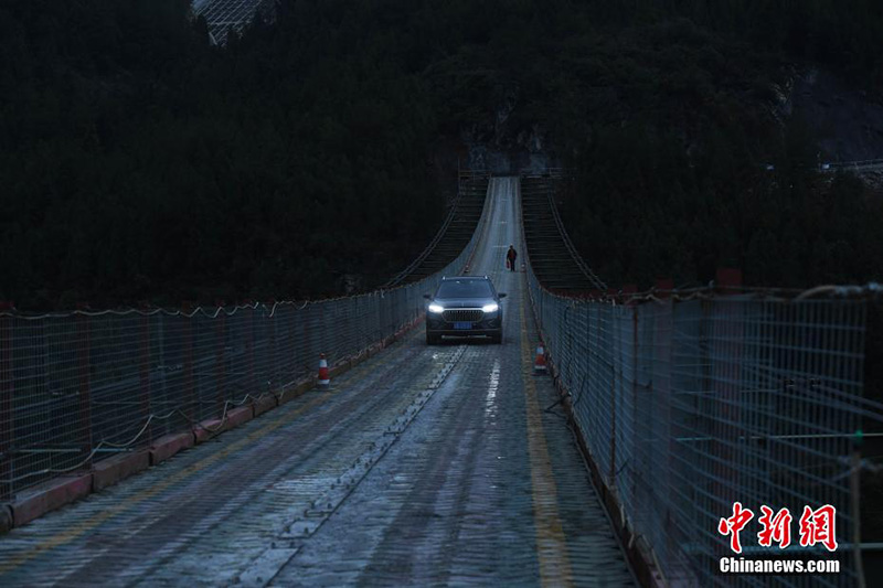 El 17 de diciembre, un vehículo pasó por un puente colgante en las monta?as del distrito Wulong, ciudad de Chongqing.