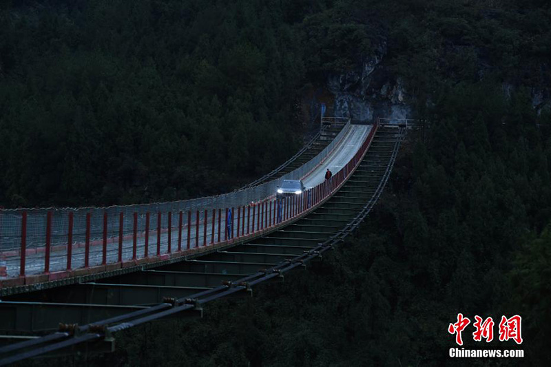 El 17 de diciembre, un vehículo pasó por un puente colgante en las monta?as del distrito Wulong, ciudad de Chongqing.